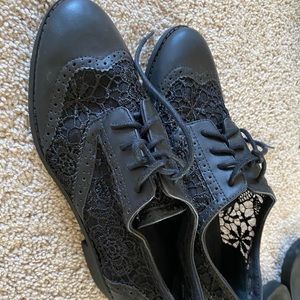Fancy lace shoes
